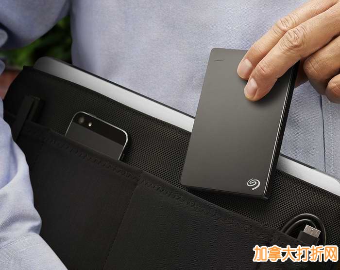 一键轻松备份，永不怕数据丢失！Seagate Backup Plus 1TB 超薄便携式移动硬盘半价特卖54.99元包邮，多色可选，完美兼容Mac，送200GB云储存，仅限今日！