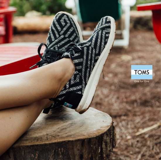  TOMS 特卖区精选大量超舒适休闲鞋履及手袋5折起限时特卖，额外再打8折！