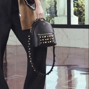  Fendi Studded Messenger 黑色铆钉邮差包/双肩包 2275加元，原价 3670加元，包邮