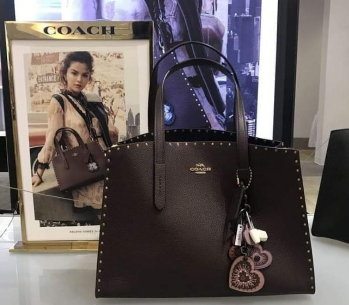  Coach Charlie Carryall铆钉手提包 330加元，原价 550加元，包邮