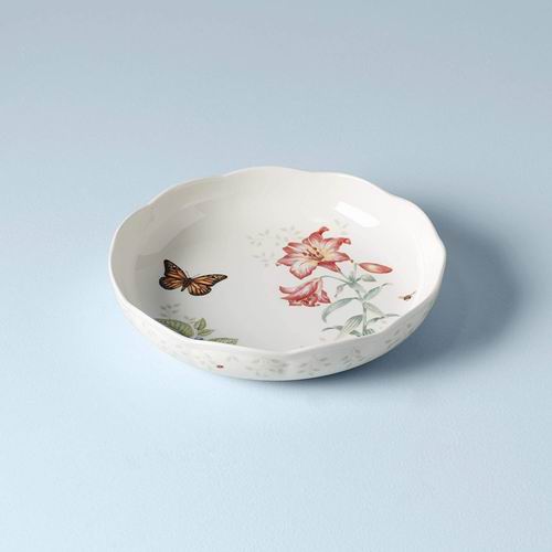  高颜值Lenox 蝴蝶花卉图案盘子 40.99加元，原价 55.99加元，包邮