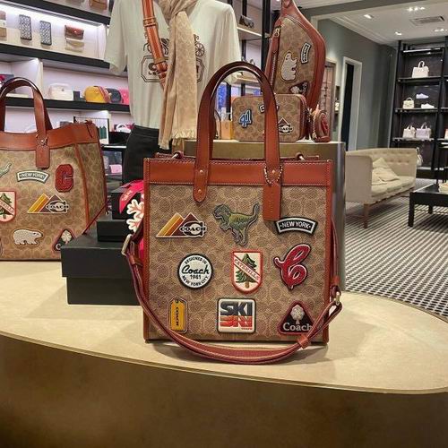  Coach Field图章托特包 525加元（原价 750加元）