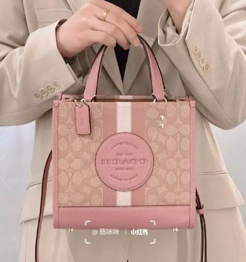  Coach Dempsey Tote 22粉色提花托特包 195.5加元（原价 460加元）