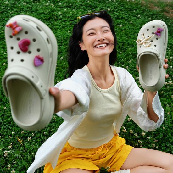  独家超级白菜！Crocs吐血清仓，精选洞洞鞋、暖绒鞋、凉拖鞋等3.6折起+额外7折！低至$10.49+无门槛包邮！