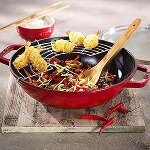  STAUB 14.5英寸铸铁炒锅 带玻璃盖 229.99加元（原价 299.99加元）